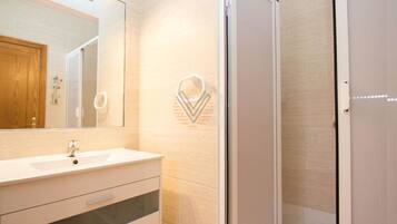 Douche, sĂšche-cheveux, serviettes fournies