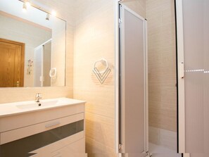 Shower, hair dryer, towels - El Bosque, Holiday country house in Las Palmeras, Llucmajor, Majorca (Cala Blava)