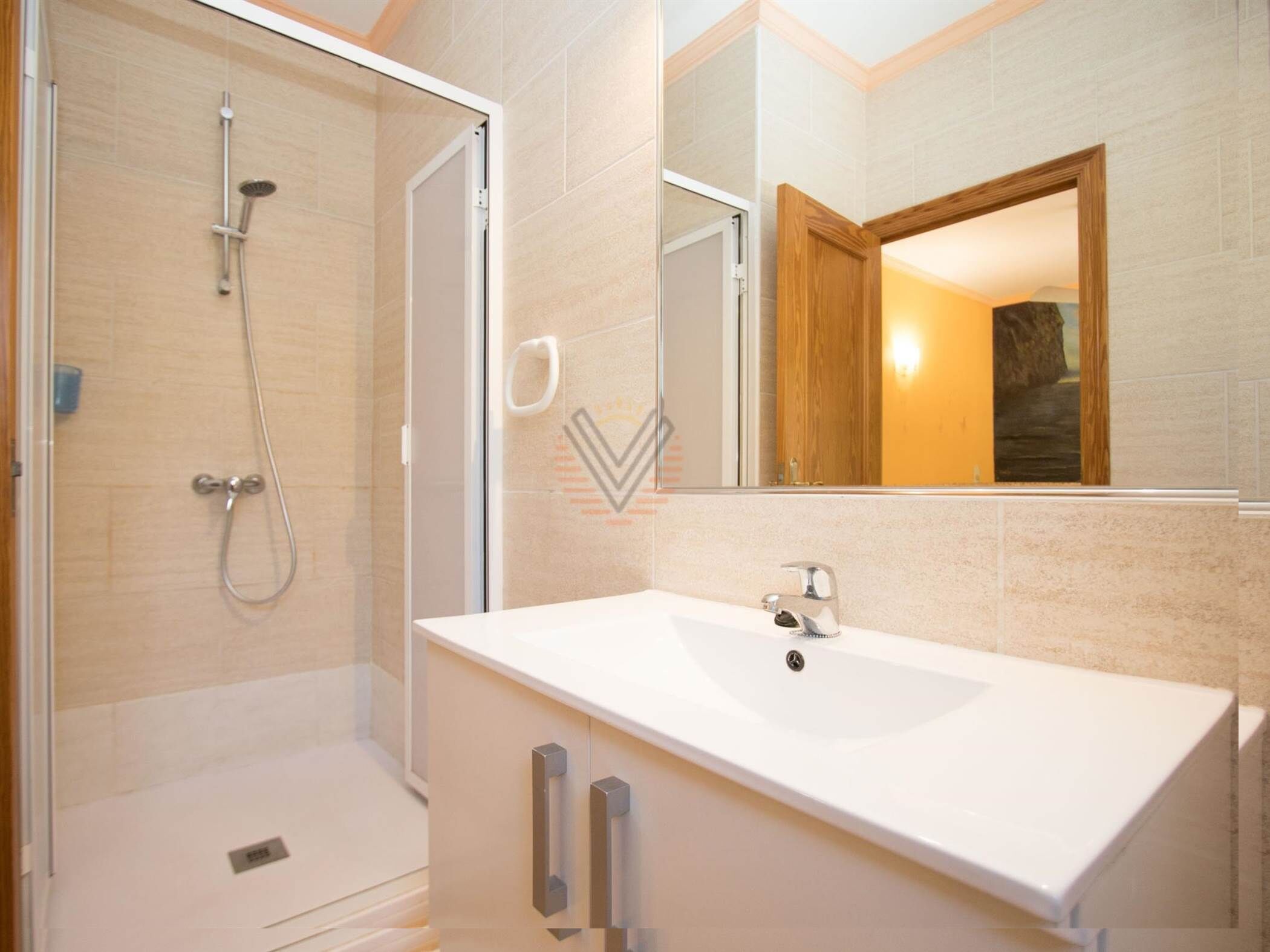 Een douche, een haardroger, handdoeken