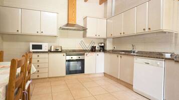 Een koelkast, een magnetron, een oven, een vaatwasser