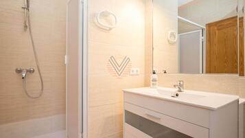 Een douche, een haardroger, handdoeken