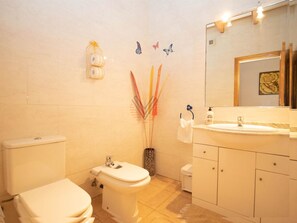 Shower, hair dryer, towels - El Bosque, Holiday country house in Las Palmeras, Llucmajor, Majorca (Cala Blava)