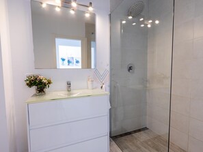 Dusche, Haartrockner, Handtücher