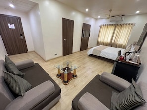 Premium Room | Premium bedding, minibar, desk, soundproofing
