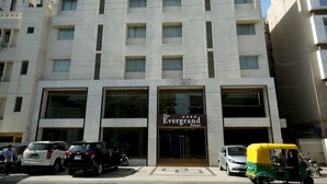 Un edificio de varios pisos con un letrero que dice "The Evergrand Palace".