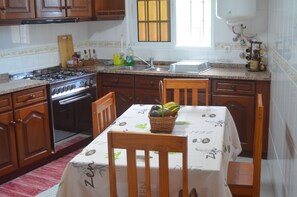Fridge, microwave, oven, stovetop - ATLANTIC HOUSE WITH CAR AND BIKE (Câmara de Lobos)