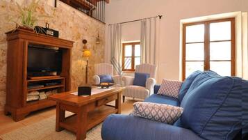 Een televisie, tafelvoetbal en een tafeltennistafel