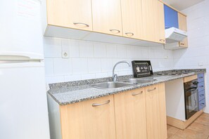 Kühlschrank, Mikrowelle, Ofen, Wasserkocher mit Kaffee-/Teezubehör