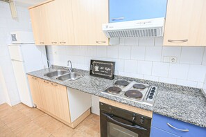 Jääkaappi, mikroaaltouuni, uuni, kahvin-/teenkeitin