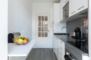 Fridge, microwave, oven, stovetop - Beautiful apartment in the heart of Porto (Porto)