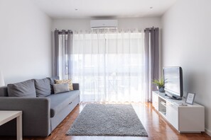 TV - Beautiful apartment in the heart of Porto (Porto)