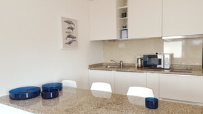 Réfrigérateur, micro-ondes, plaque de cuisson, cafetière/bouilloire