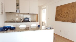 Frigorífico, microondas, placa de cocina y cafetera o tetera