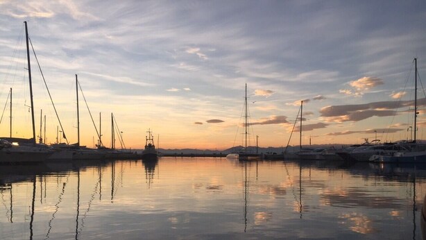 A marina with multiple sailboats docked at sunset. - Agi Joan Badosa 2 Apartamento for rent in Roses Girona. (Roses)