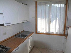Refrigerador, parrilla de estufa y utensilios de cocina 