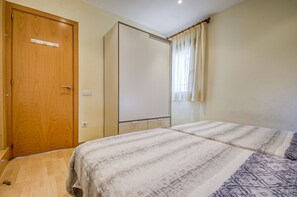 2 chambres, fer et planche à repasser