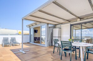 Outdoor dining - P.C. GREGAL 4 ATICO Roses (Rosas / Roses)