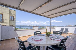 Outdoor dining - P.C. GREGAL 4 ATICO Roses (Rosas / Roses)