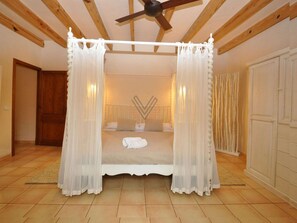 2 bedrooms, iron/ironing board, Internet, bed sheets