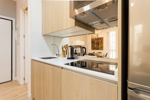 Frigorífico, microondas, horno y placa de cocina