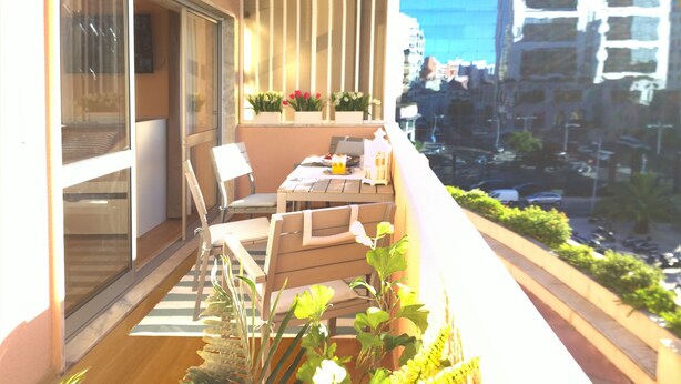 A balcony with a table, chairs, and potted plants. - QUAD 2 with Balcony, Garage, A.C. (Cold or heat), 24/7 security  (Lisboa)