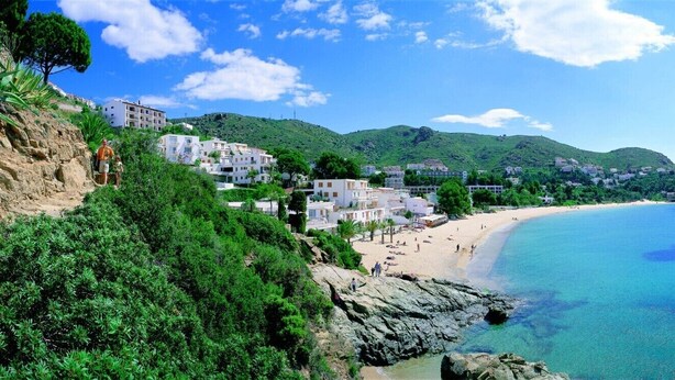 A coastal town with buildings on a hillside overlooking a beach. - ROYAL MARINE 2 240 Roses (Rosas / Roses)