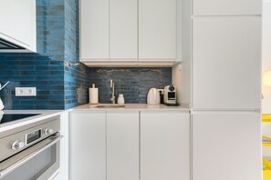 Kühlschrank, Mikrowelle, Ofen, Geschirrspüler