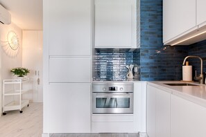 Kühlschrank, Mikrowelle, Ofen, Geschirrspüler