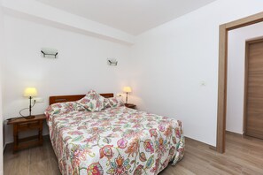 3 slaapkamers, een strijkplank/strijkijzer, gratis wifi, beddengoed
