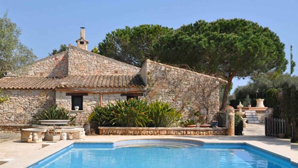 A stone house with a swimming pool, surrounded by greenery and trees. - Ses Rodes, holiday villa in Porto Colom, Mallorca (Felanitx)