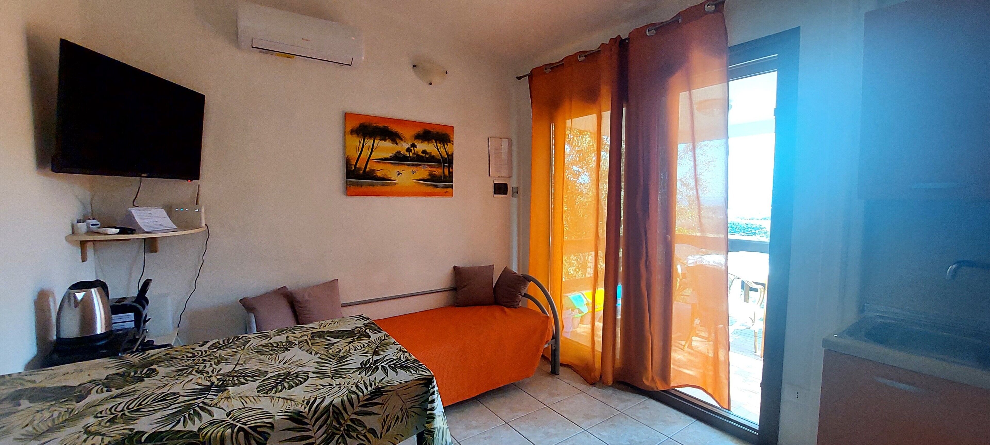 TV, tavolo da calcetto, tavolo da ping pong