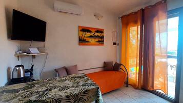 TV, tavolo da calcetto, tavolo da ping pong