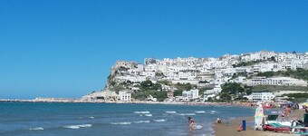 Sommerhus i grønt med hav og pool udsigt