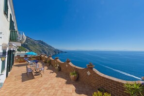Outdoor dining - La Casetta in Praiano along via Umberto I, 98 (Praiano)