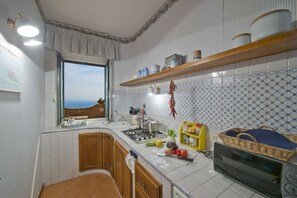 Kylskåp, ugn, spishäll och kaffe- och tebryggare