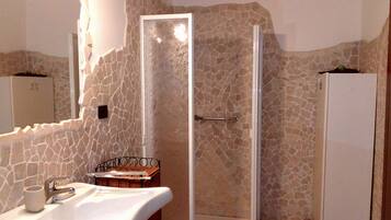 Combined shower/tub, hair dryer, bidet, towels