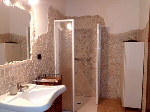 Kombination af bruser/badekar, hårtørrer, bidet, håndklæder