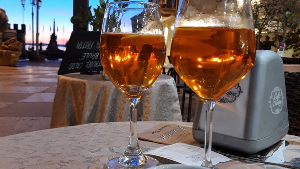تناول الطعام بالخارج