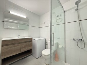 Bathtub, towels
