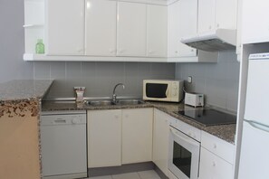 Kühlschrank, Mikrowelle, Ofen, Geschirrspüler