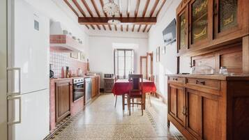 Køleskab, mikrobølgeovn, ovn, kogeplade