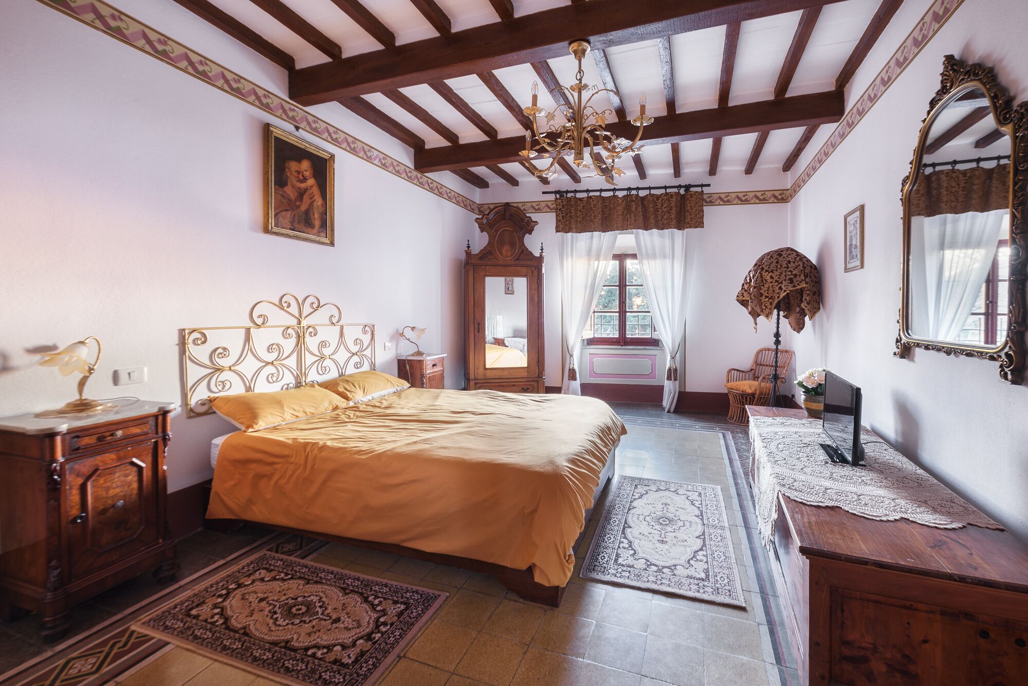 6 camere, una scrivania, ferro/asse da stiro, culla da viaggio