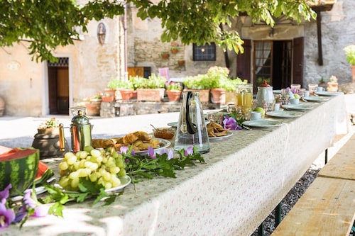 House only 4 km from Cortona, sleeps 12. Private pool, AC, Wi-Fi and small gym