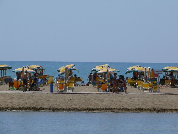 Una spiaggia nelle vicinanze