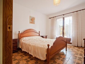 4 soverom, strykejern/-brett, internettilgang og sengetøy