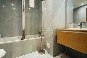 Baignoire, sèche-cheveux