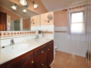 Een douche, een haardroger, handdoeken