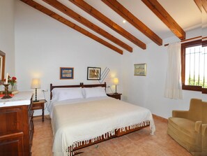 4 slaapkamers, een strijkplank/strijkijzer, internet, beddengoed