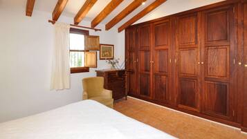 4 bedrooms, iron/ironing board, internet, bed sheets
