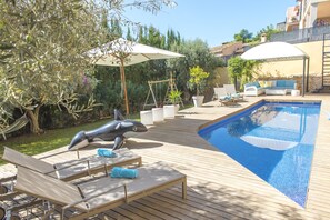 Una piscina al aire libre